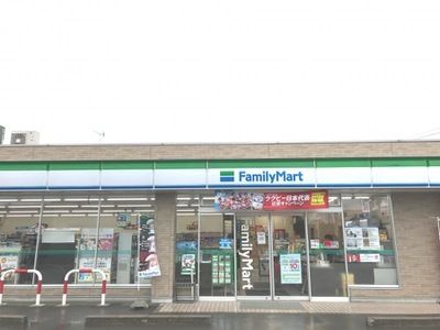 コンビニ　ファミリーマート（コンビニ）まで450m