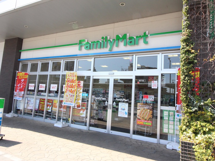 コンビニ　ファミリーマート（コンビニ）まで552m