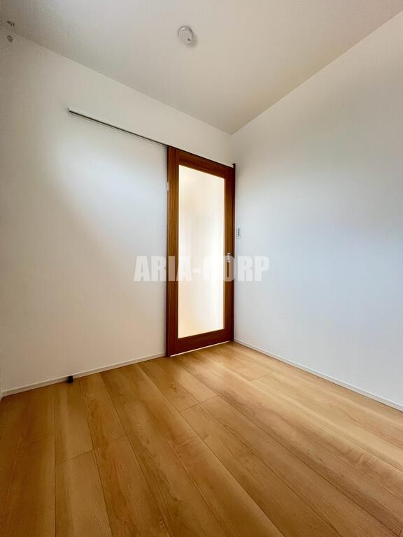 その他部屋・スペース　（同仕様）寝室。柱の張りもなく家具の設置も困りません♪