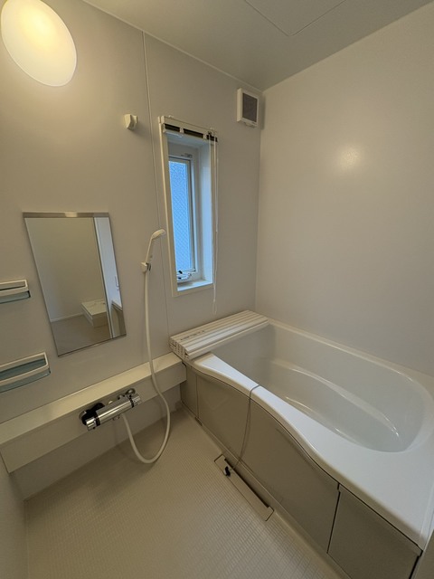 バス・シャワールーム　広めのバスで寛げます♪窓もあるので換気もできます♪