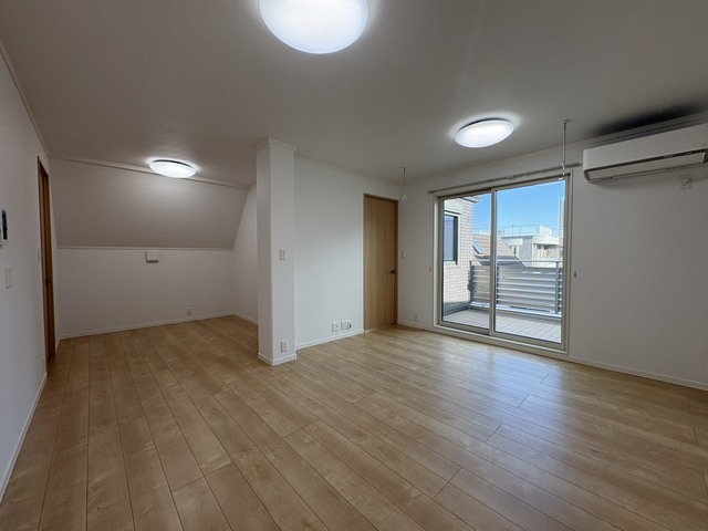 居室・リビング　家族でゆっくりできる広めのリビング♪