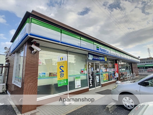 コンビニ　ファミリーマート（コンビニ）まで406m