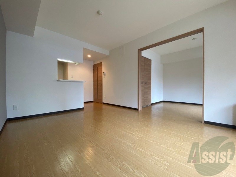 居室・リビング　リビングです。木目のフローリングが落ち着きますね。