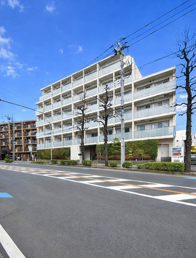 建物外観　大通り沿いでアクセス良好
