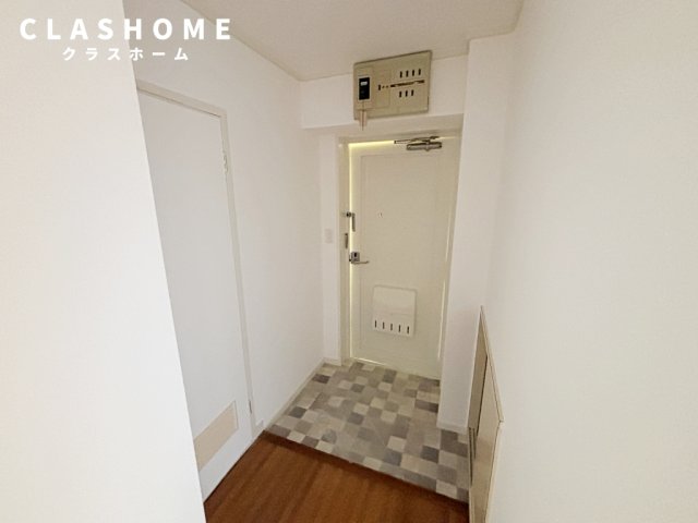 玄関　同物件の別部屋になります。
