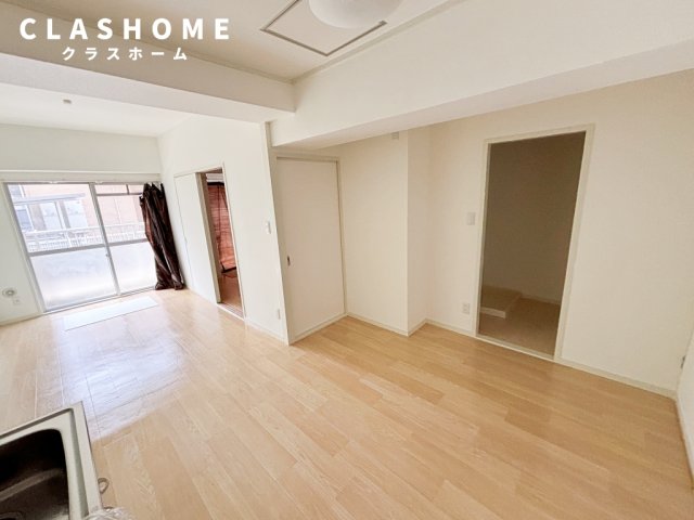 居室・リビング　同物件の別部屋になります。