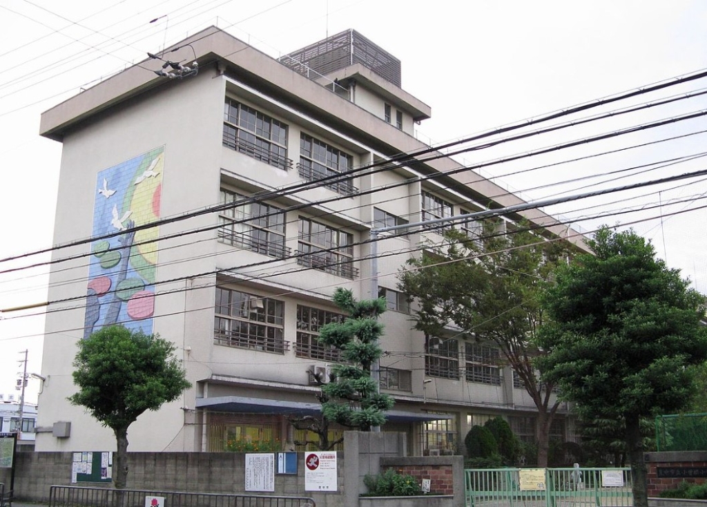 小学校　豊中市立小曽根小学校（小学校）まで271m