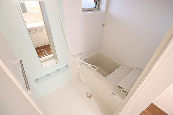 バス・シャワールーム　追い焚き給湯式浴室（小窓・浴室換気乾燥機付）