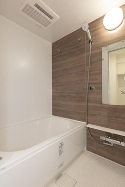 バス・シャワールーム　※同建物内・別タイプの参考写真です。