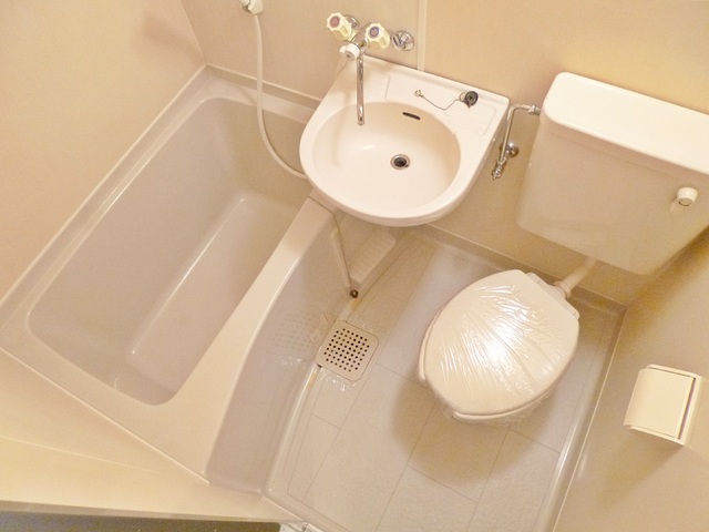 バス・シャワールーム　三点ユニットバスです♪