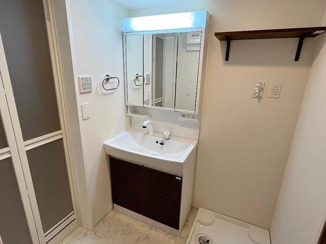 洗面設備　三面鏡付のシャンプードレッサーです。