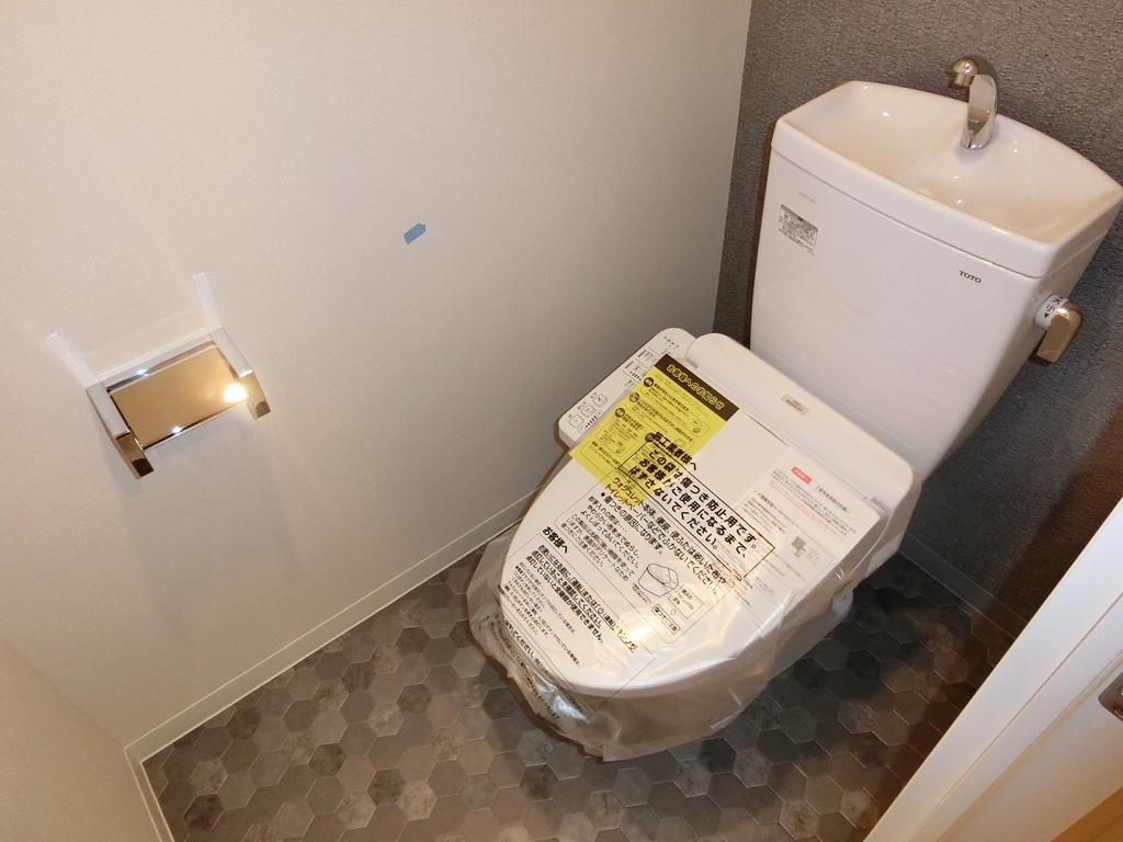 トイレ　建築中の写真です。