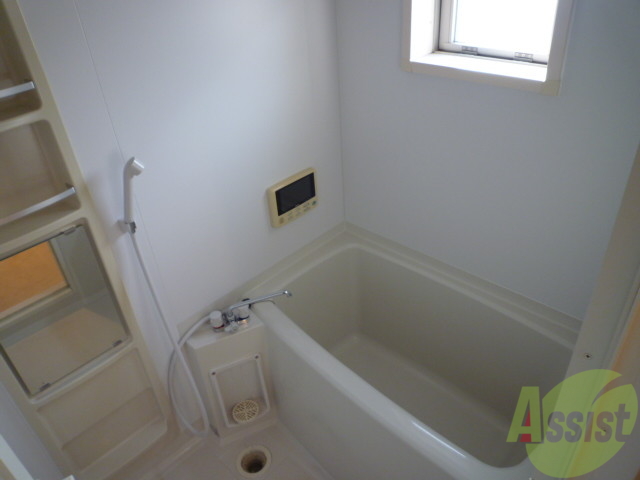 バス・シャワールーム　窓があり換気十分です。ミラーもしっかり付いてます。