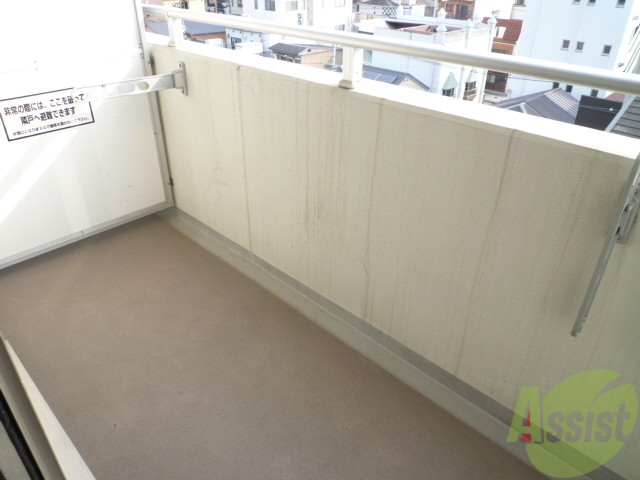 バルコニー　ゆったり使いやすい広さです。洗濯物も干しやすいですね。