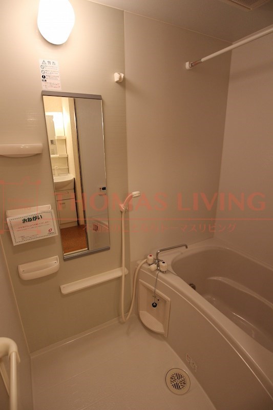 バス・シャワールーム　鏡付きの浴室です。