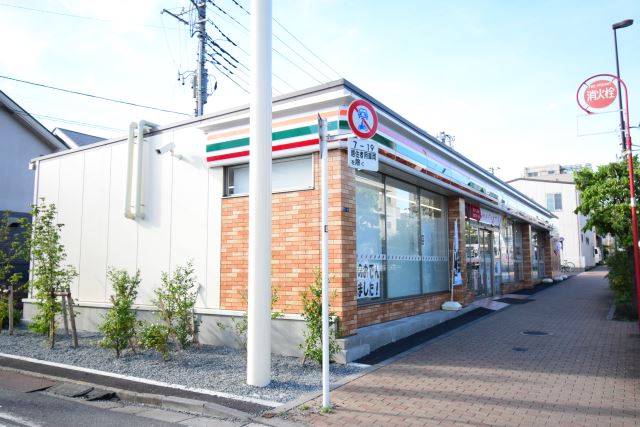 コンビニ　セブンイレブン（コンビニ）まで70m