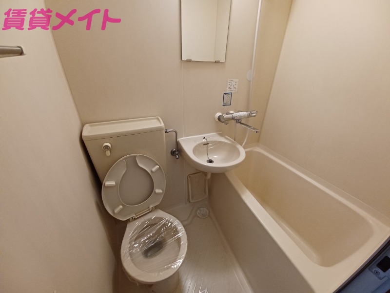 バス・シャワールーム　同物件別室反転写真