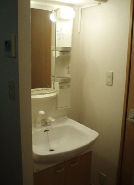 洗面設備　別室の参考写真です。収納つきで使いやすい