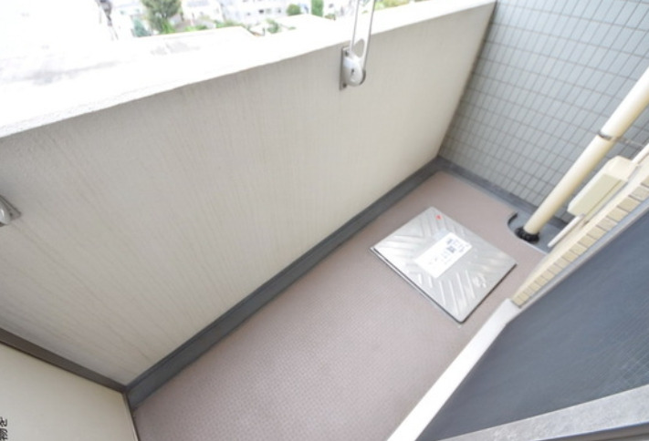 バルコニー　別部屋の画像を使用しております。