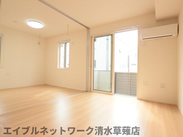 居室・リビング　こちらのリビングで趣味の時間をお楽しみください