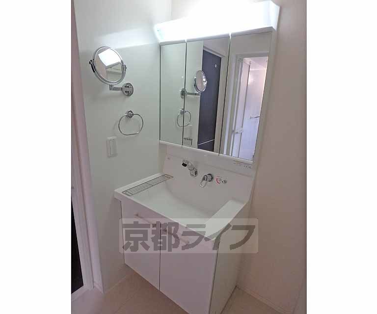 洗面設備　３面鏡のハイバック水栓の洗面台です。別に円形の伸縮鏡付...