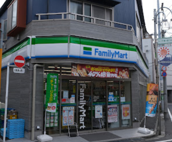 コンビニ　ファミリーマート 幡ヶ谷本町店（コンビニ）まで134m