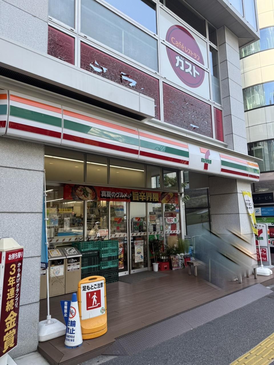 コンビニ　セブンイレブン新宿左門町店（コンビニ）まで226m