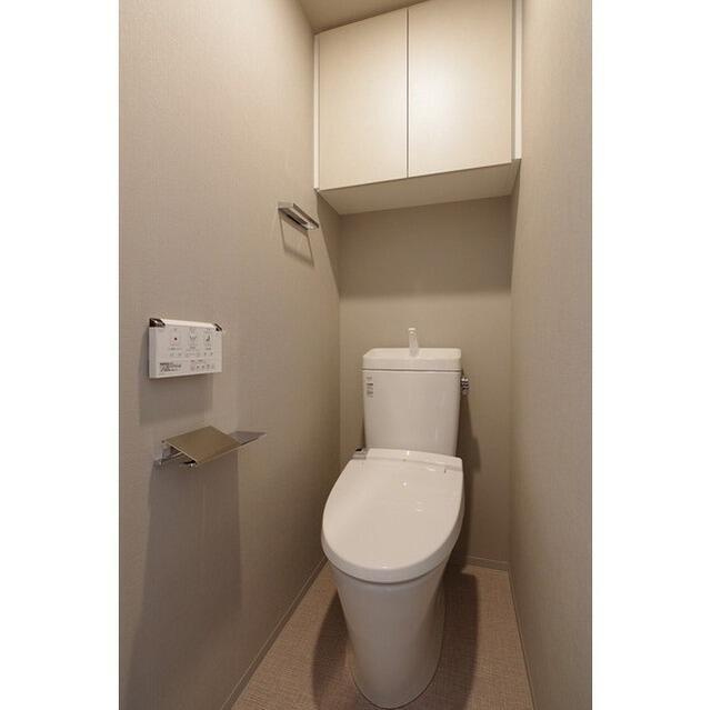 トイレ　落ち着いた色調のトイレです