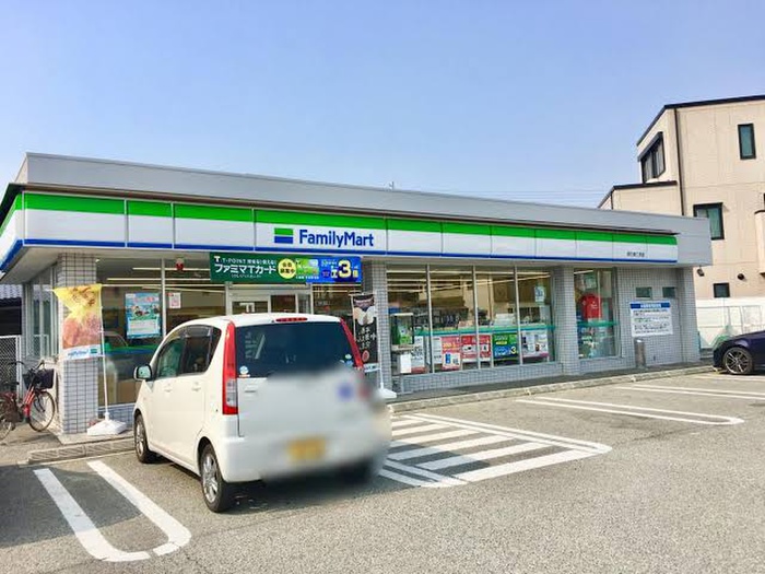 コンビニ　ファミリーマート（コンビニ）まで700m