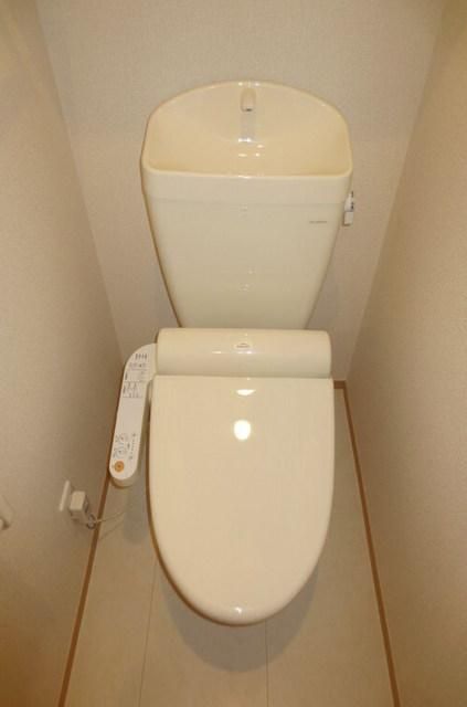 トイレ　温水洗浄便座です。