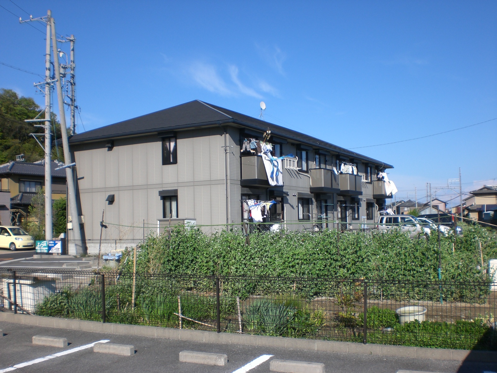 桑名市大字上野のアパートの建物外観