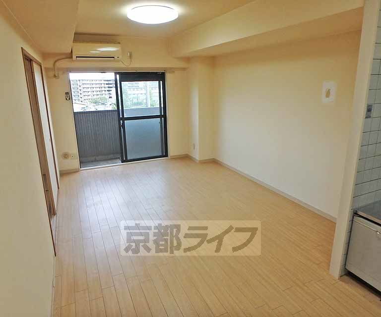 居室・リビング　ベランダに面した明るいリビングです