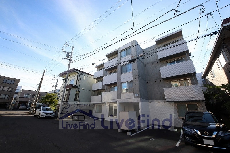 【札幌市白石区栄通のマンションの建物外観】