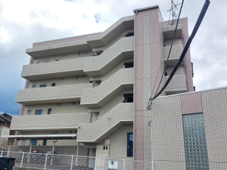 松山市鷹子町のマンションの建物外観