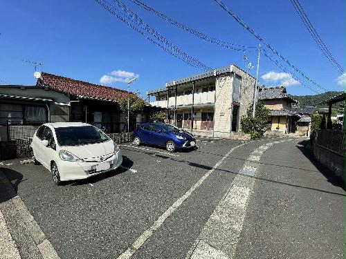 【レオパレスすみれIIの駐車場】