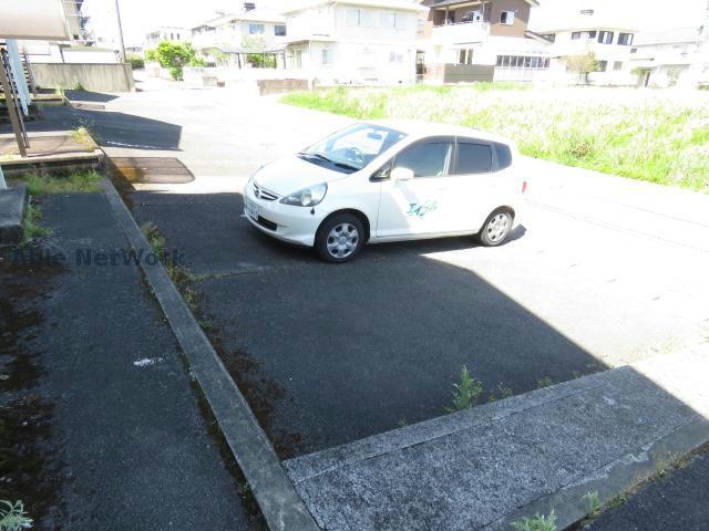 【塩谷郡高根沢町宝石台のアパートの駐車場】