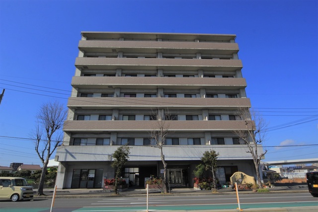 松山市余戸南のマンションの建物外観