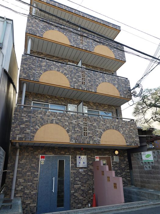 京都市上京区裏築地町のマンションの建物外観