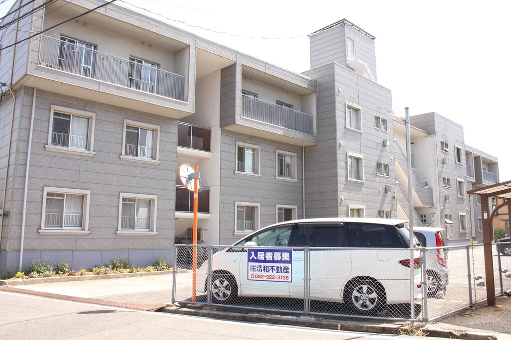 【広島市佐伯区利松のマンションの駐車場】