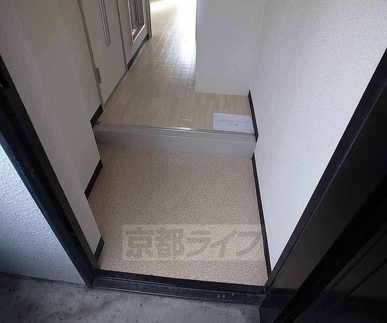 【京都市山科区北花山大林町のマンションの玄関】