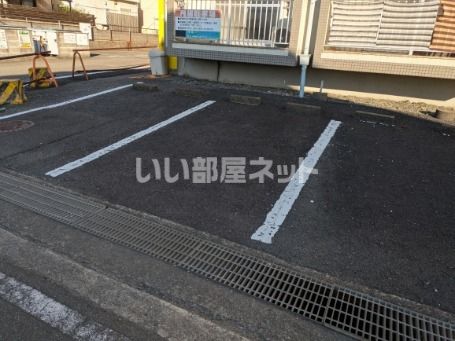 【岩出市荊本のマンションの駐車場】