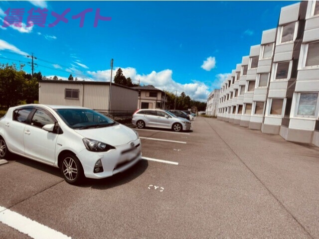 【いなべ市大安町梅戸のマンションの駐車場】