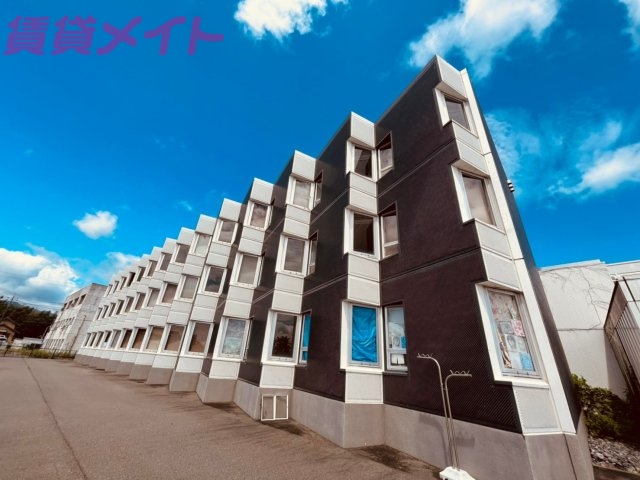 【いなべ市大安町梅戸のマンションの建物外観】