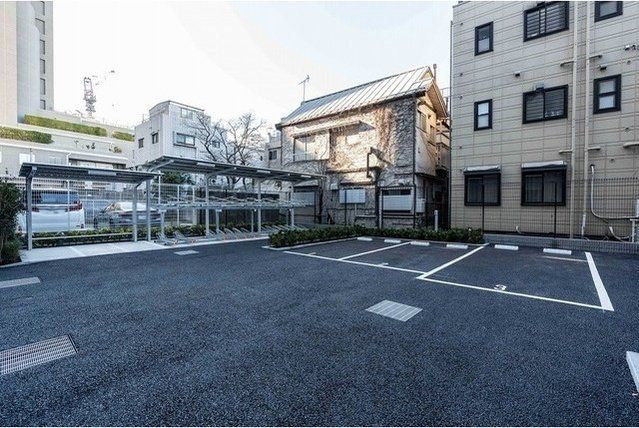 【新宿区愛住町のマンションの駐車場】