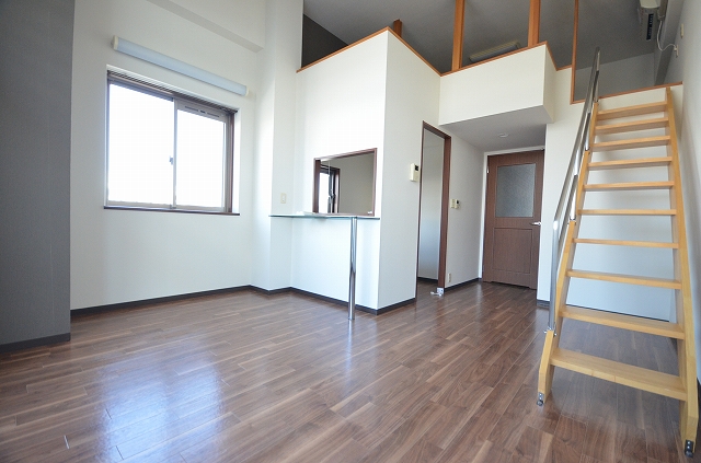 居室・リビング　同物件、別号室のものです。