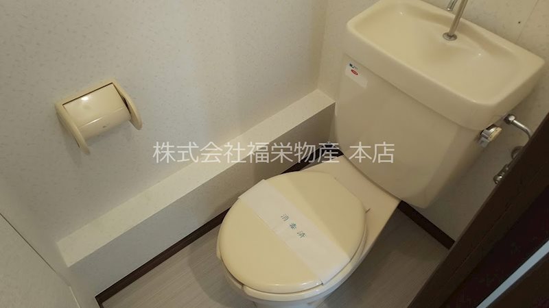 トイレ　洋式トイレ、タオル掛けあります。