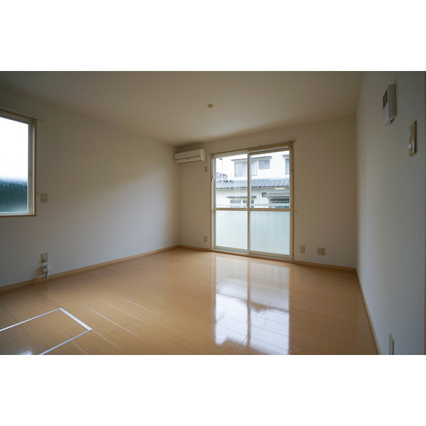 居室・リビング　同じ建物の別のお部屋