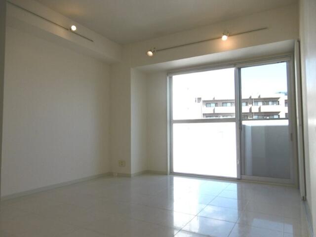 居室・リビング　こちらの居間で趣味の時間をお楽しみください