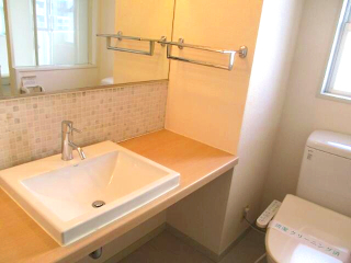 洗面設備　ゆったりとスペースのある洗面所