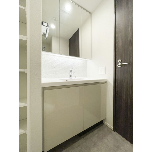 洗面設備　スペースが確保できる洗面所です